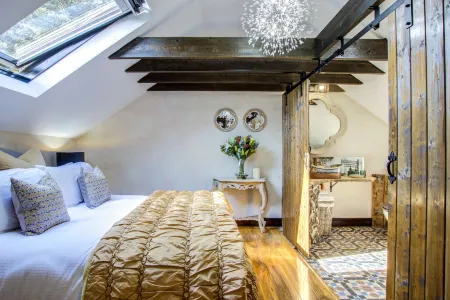 Unique Cottage the Old Stables Pembrokeshire Sleeps 8 - Welsh Tourist Board Award 5 Stars