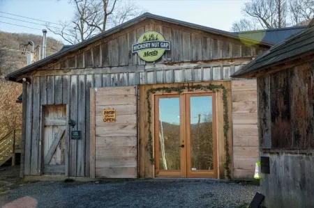 Fairview Vista by AvantStay 10 Mins to Asheville Отели в г. Фэрвью