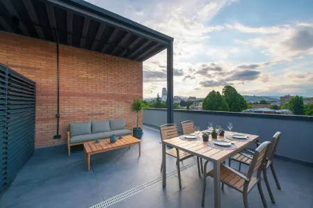 Qstay Gratus Tbilisi Отели рядом с достопримечательностью «Памятник  Церетели и Чавчавадзе»