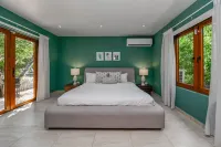Secluded Villa with Pool3Min to Beachfree Utilities