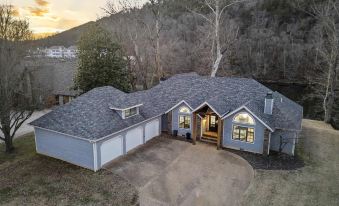 Foggy River Retreat For 16!