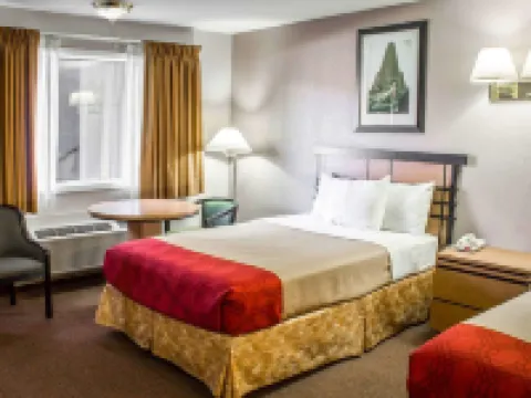 Econo Lodge Inn & Suites Colonie Center Mall Hotels in Colonie