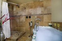 Backyard Playground! Golf Sport Court & Hot Tub! - فلل