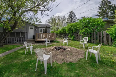 Family House with Httb Playgr BBQ Firept Отели рядом с достопримечательностью «Университет Калгари»
