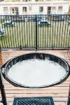 Beach Holiday Apartments - Hot Tub
