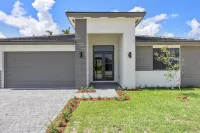 Avi Lux Stay Hotels near Zoo Miami