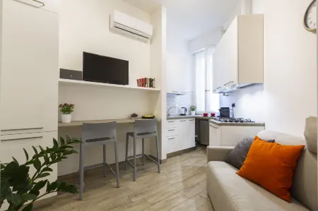 Yellow Line Apartment Отели в г. Кормано