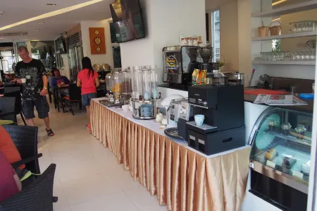 Kavin Buri Green Hotel Отели рядом с достопримечательностью «Wat Pradu Kham Tha Netnimit»