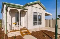 Werribee Short Stay Villas & Accommodation Hotels near Werribee Open Range Zoo