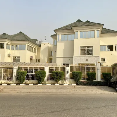 Glovis Luxury Apartment Hotels near M & M Event center