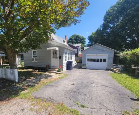 Dog Friendly Home in Rockport- Less Than 1/2 Mile Walk to Beaches & Shops!