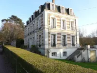 Residential flat in a former Etretat villa, in a big garden with free parking.