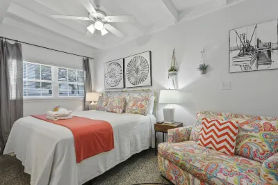 The Blue Crab House--Heated Pool, Hot Tub, and Stone's Throw to the Beach 타이비 아일랜드 라이트 스테이션 앤드 뮤지엄 주변 호텔