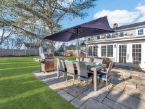 The Cape Codder: Large Yard, Steps to Town & Beach Hotels in Harwich