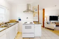 Quiet and relaxing home with full kitchen, patio, Pack-N-Play, & beach access Hotel di Lower Grand Lagoon
