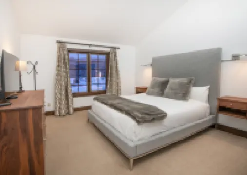 Alpine Escape with Shared Pool and Hot Tub - Alluring Mountain Retreat