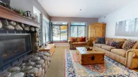 Private Laundry and on-Site Pool - Modern Tranquil Haven