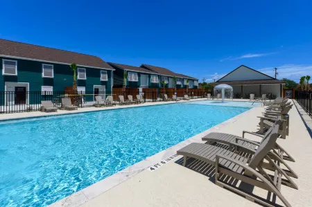 Luxurious Townhome and Comfortable Amenities - Inviting Coastal Retreat