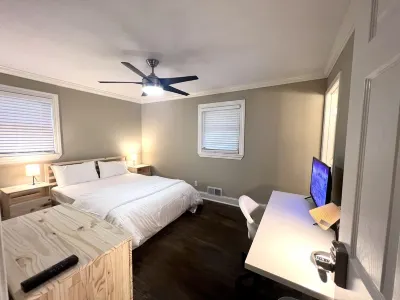 Modern Fresh Remodel 4BR 3Bath 2 En-Suites Super Convenient Sleeps 12 Pets OK!