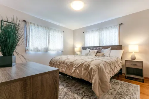 Fully Fenced Yard and Cozy Fire Pit - Spacious Charming Retreat Hotels in Coeur d'Alene