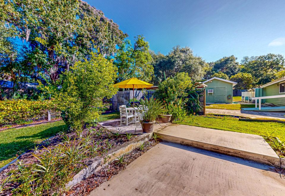 Hotel Dog-friendly 1920s home near downtown with a yard, grill, streaming, & AC, Exterior, Garden
