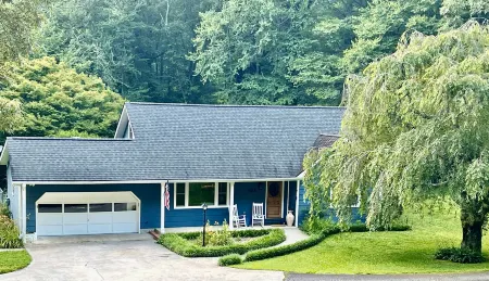 Mountain Oasis with Hot Tub and Stone Fire Pit - Serene Escape Отели в г. Фасги Форест