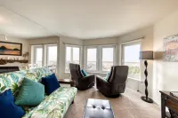 Dog-friendly oceanfront condo with electric fireplace - walk to the beach Hôtels à : Long Beach