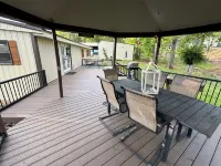 Lots of Beds Huge Deck and a Short Walk to the Lake. It’s Time to be on the Lake Hotel a Stone County