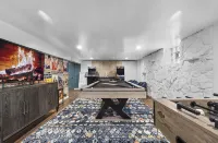 NEW! Stunning 5bdr game+movie room, VIEW, Parking!