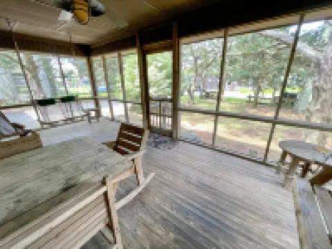 Comfortable Cottage with Screened Porch and Hammock - Delightful Escape