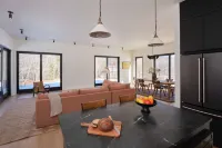 Stunning Hot Tub and Scenic Deck - Serene Mountain Retreat