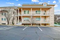 Serene waterfront condo with W/D, patio, & electric grill - boat slip on lake Hotels in Lake Ozark