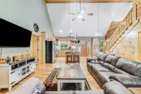 Coosawattee Cabin - pool, gym & tennis - fireplace, fire pit & central AC 艾利嘉住宿飯店