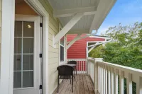 Spacious Living and Lush Greenery - Inviting Townhome Retreat Hotel a Green Hill