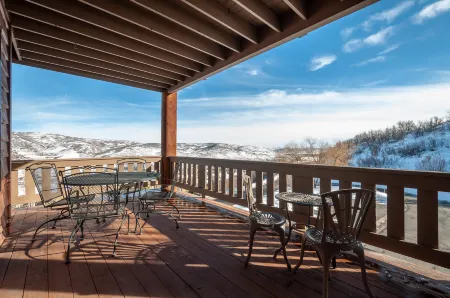 Stunning Views and Cozy Gas Fireplace - Elegant Mountain Retreat