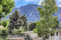 Stunning Mountain Views and Inviting Patio - Cozy Garden Retreat