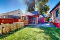 Charming, dog-friendly home with fenced yard, washer/dryer & AC Hotels in South Salt Lake