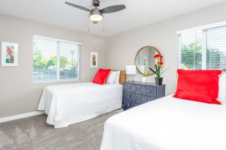 Tangerine Terrace: Modern Living, Firepit, BBQ Отели рядом с достопримечательностью «Хол ин Рок»