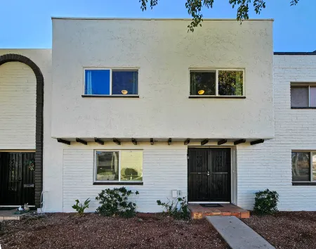 Private BBQ Patio and Community Pool - Charming Boutique Retreat Отели рядом с достопримечательностью «On The Edge Gallery»