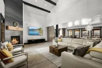Hot Tub and Scenic Outdoor Living - Stunning Mountain Luxury Retreat
