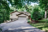 Mountain Getaway with Hot Tub and Game Room - Inviting Retreat