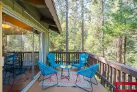 Open Concept Living and Scenic Deck - Charming Cozy Cabin Hotels in Crestline