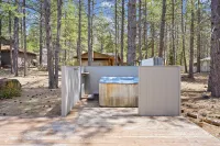 Hot Tub, Sharc Passes and Spacious Outdoor Patio - Charming Hideaway