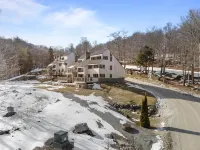 Scenic Mountain Views and Cozy Wood Stove - Charming Slopeside Getaway Hotels in Killington
