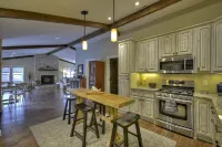 Charming Cottage with Spacious Deck and Modern Kitchen - Quaint Retreat Hôtels à : Comte de Fannin