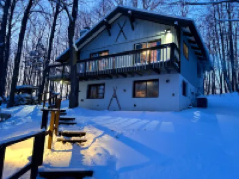 Mountain Trails Access and Cozy Living Spaces - Inviting Mountain Top Chalet