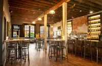 Aviation Enthusiast's Sky Retreat - WiFi Included