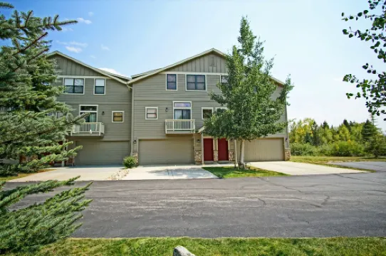 Near 5 Ski Resorts, Free Bus, Blue River, Hot Tub