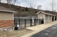 Quiet condo with pool, washer/dryer, kitchen, patio, board games, & Pack-N-Play Hotel di Branson Township