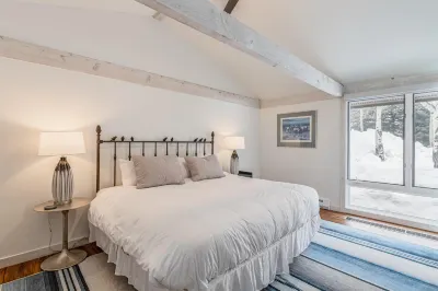 Beautiful, modern townhome next to the golf course with WiFi and full kitchen